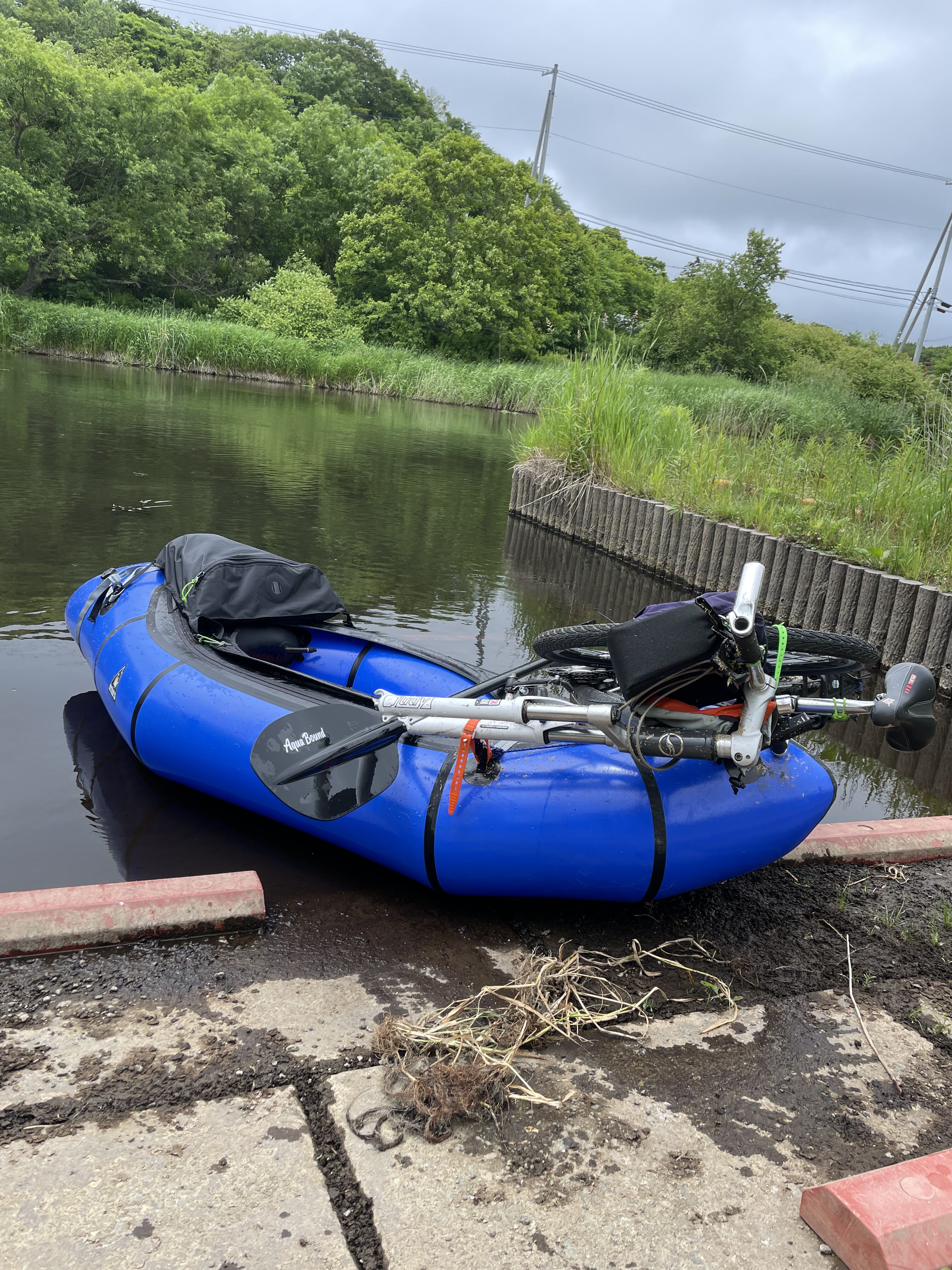 The packraft pulled up at Tappukoppu Waterside Park